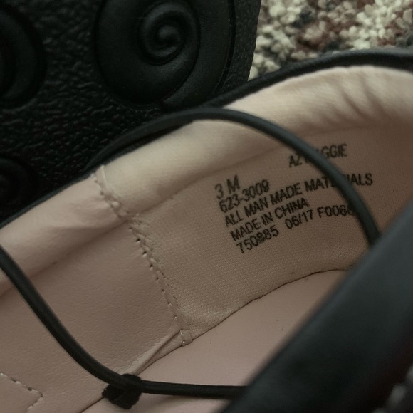 Girls Size 3 BNWT Dress Shoes - Picture 3 of 4